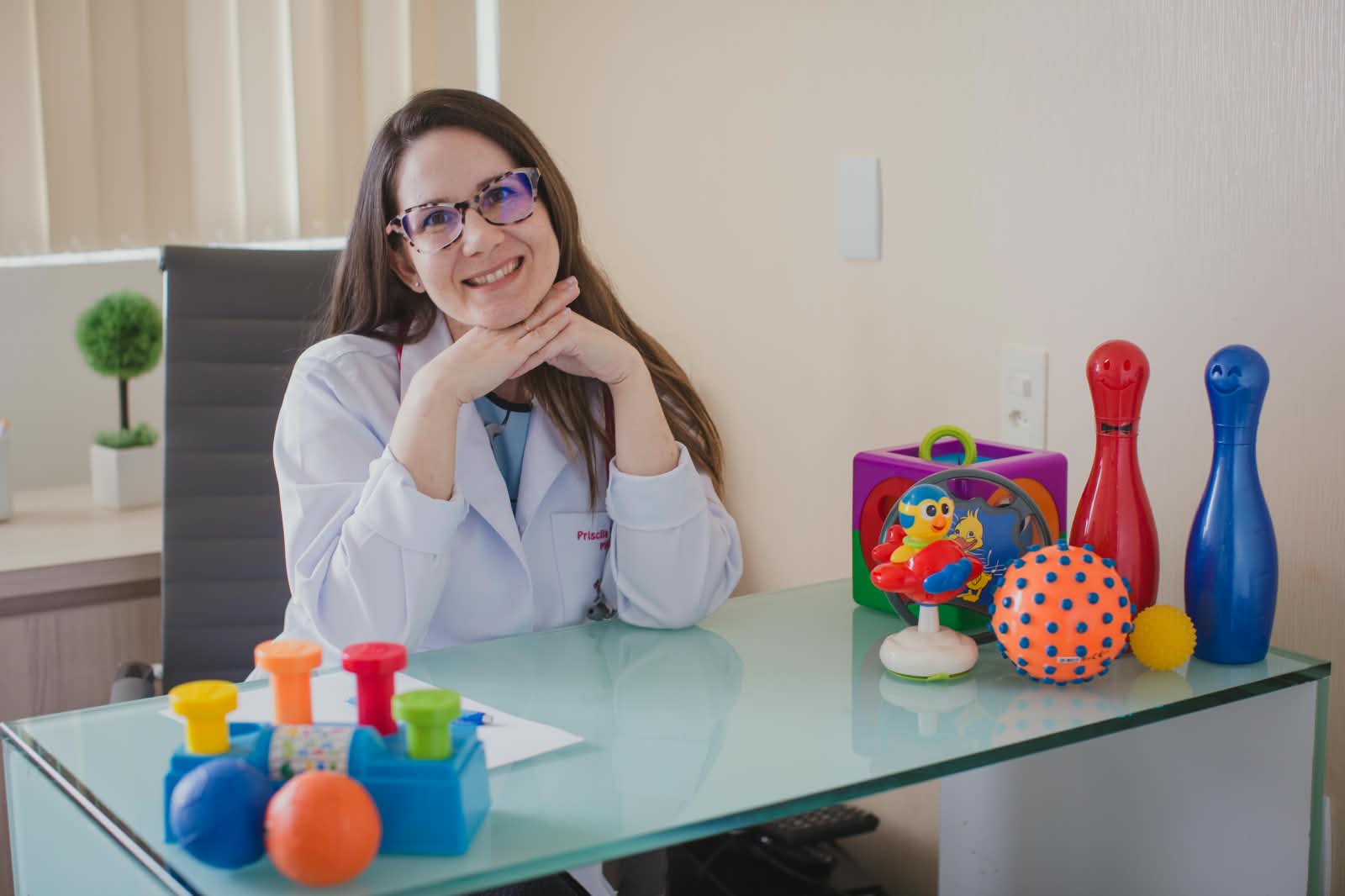 Desenvolvimento humano dentro do contexto do acolhimento. E o nome da Ministrantre: Dra Priscila Pedrosa, médica Pediatra com atuação no Cercca